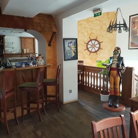 Pirates Hotel Hainburg an der Donau Bagian luar foto