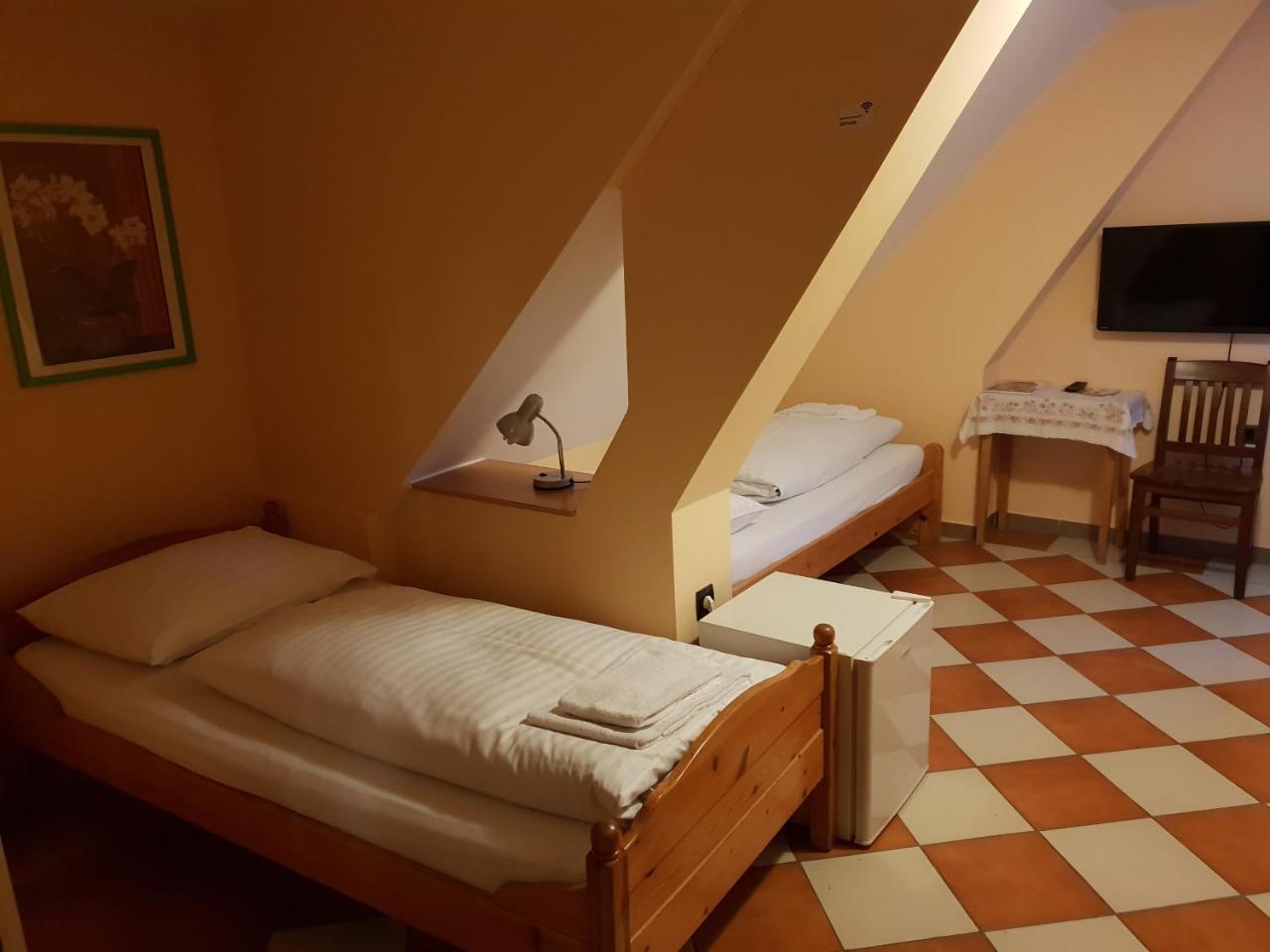 Pirates Hotel Hainburg an der Donau Bagian luar foto