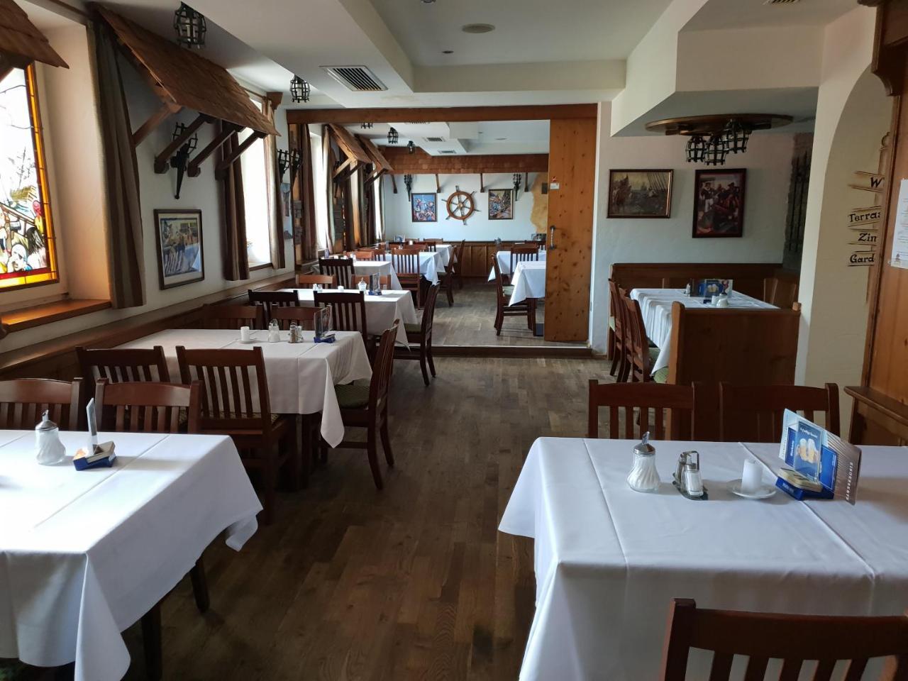 Pirates Hotel Hainburg an der Donau Bagian luar foto