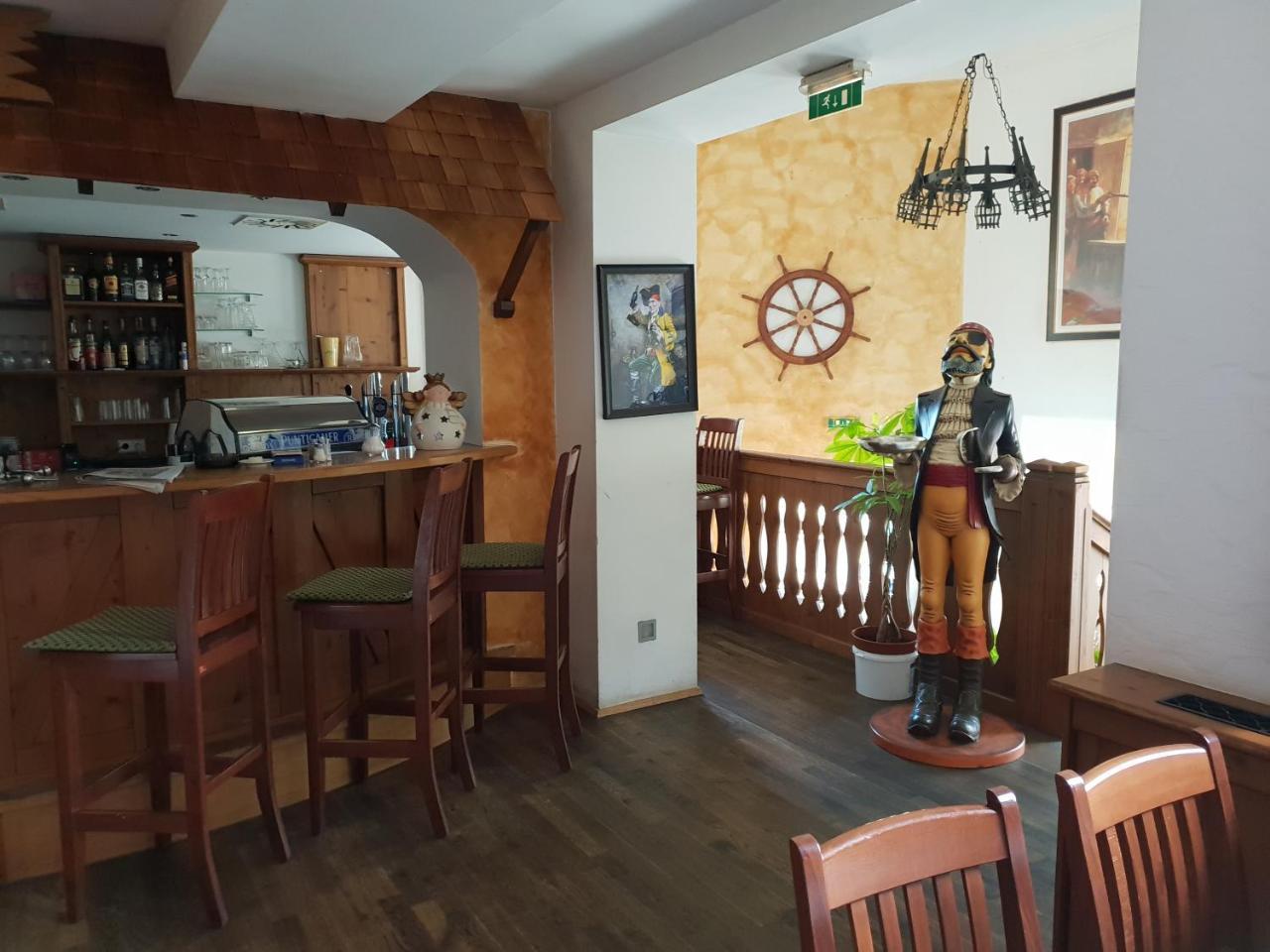 Pirates Hotel Hainburg an der Donau Bagian luar foto